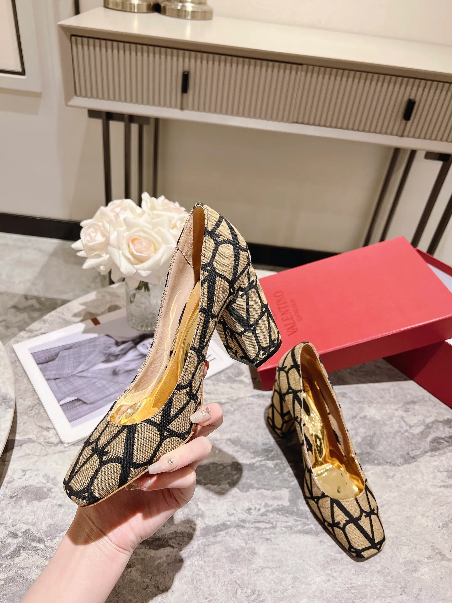 👟👟Ex-factory price 440👟👟 Genuine leather sole +40 Top version 𝑉𝐴𝐿𝐸𝑁𝑇𝐼𝑁𝑂 Valentino new spring and summer women's 5⃣️ color spring shoes. The unique [V logo fabric print pattern] brings out a full sense of high-end, and the new season will live up to expectations! Worth buying★Absolutely high-grade❥Original method, Absolutely sensual❥Elegant style, creating a different feeling, simple and elegant style!  Code number: 35-41 (34-42 customized) Fabric: Fabric printed cloth Lining: Sheepskin lining Heel height: 6cm～8.5cm2⃣️ options Leather outsole Rubber outsole